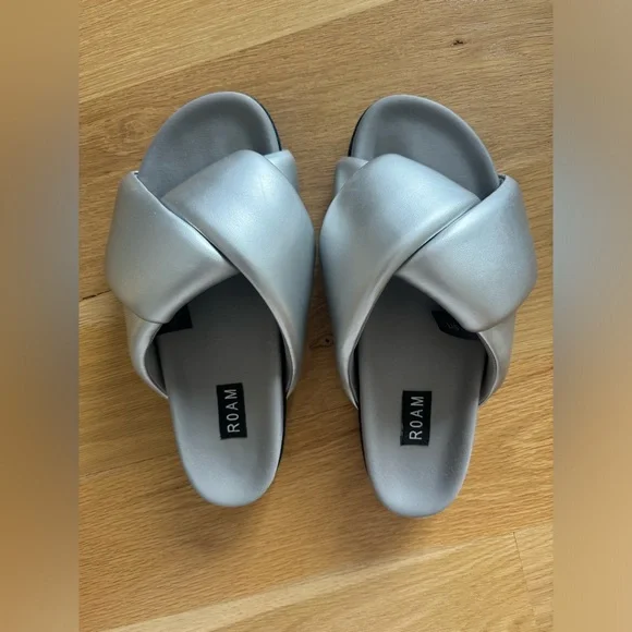 Roam Foldy Puffy‎ Silver Sandal size 9 VG condition - Picture 2 of 12